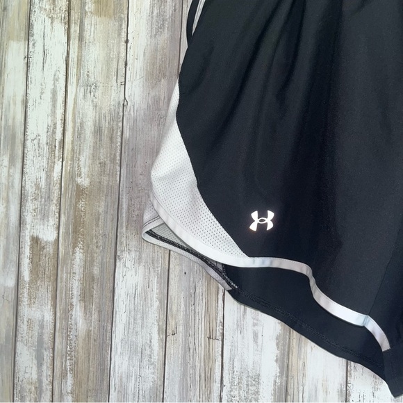 Under Armor Black & White 2.0 Fly By Shorts - Picture 3 of 7